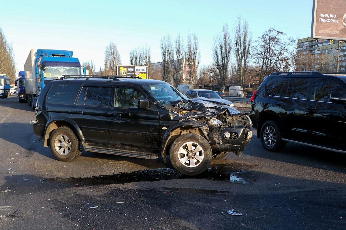Возле ТЦ «Караван» на Донецком шоссе грузовик столкнулся с внедорожником Mitsubishi Возле ТЦ «Караван» на Донецком шоссе грузовик столкнулся с внедорожником Mitsubishi