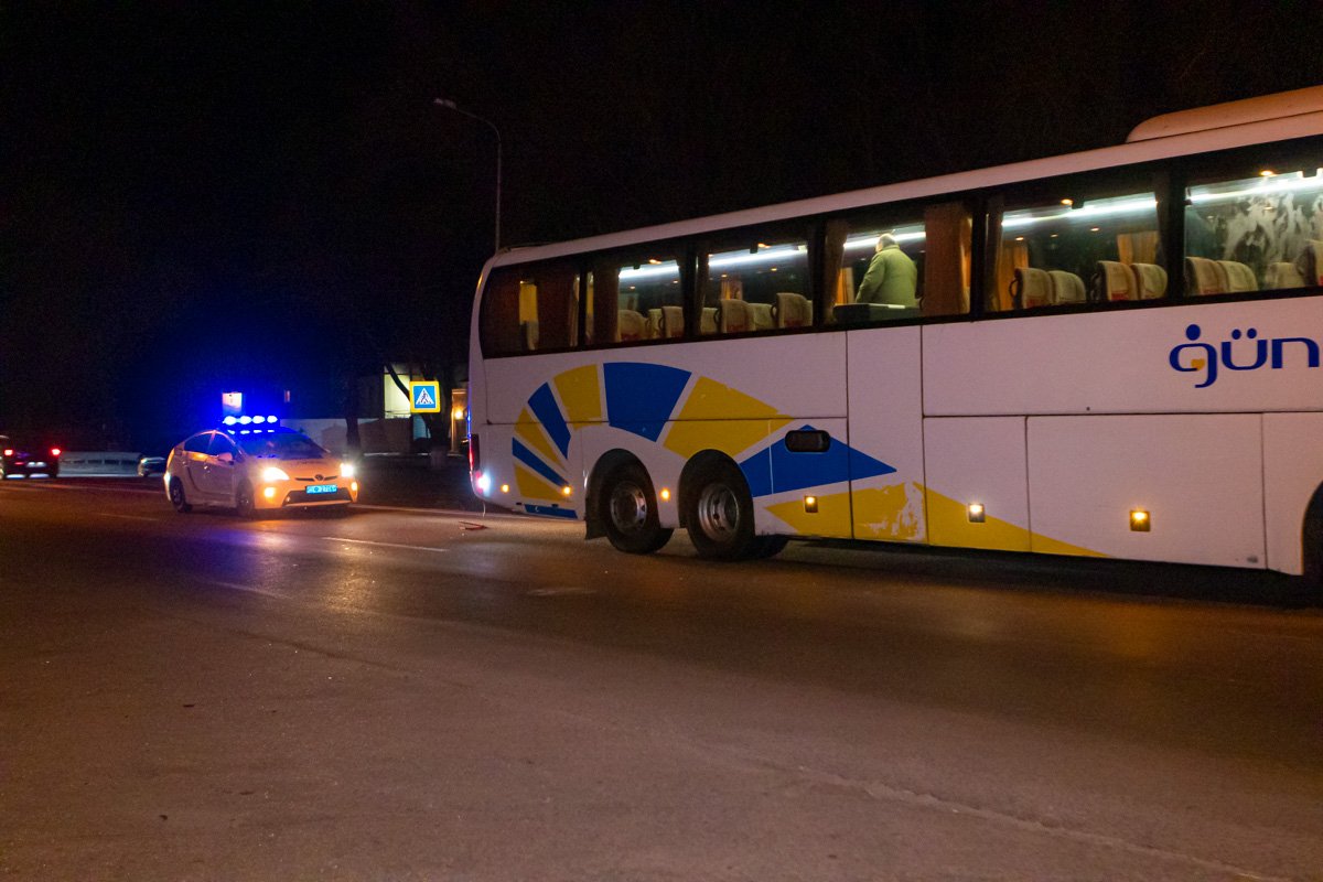 Девушка перебегала дорогу в неположенном месте Девушка перебегала дорогу в неположенном месте