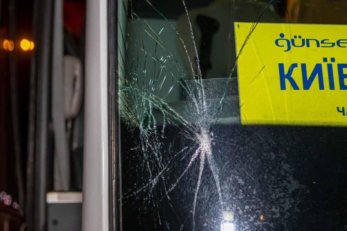 Удар пришелся на правую сторону автобуса Удар пришелся на правую сторону автобуса