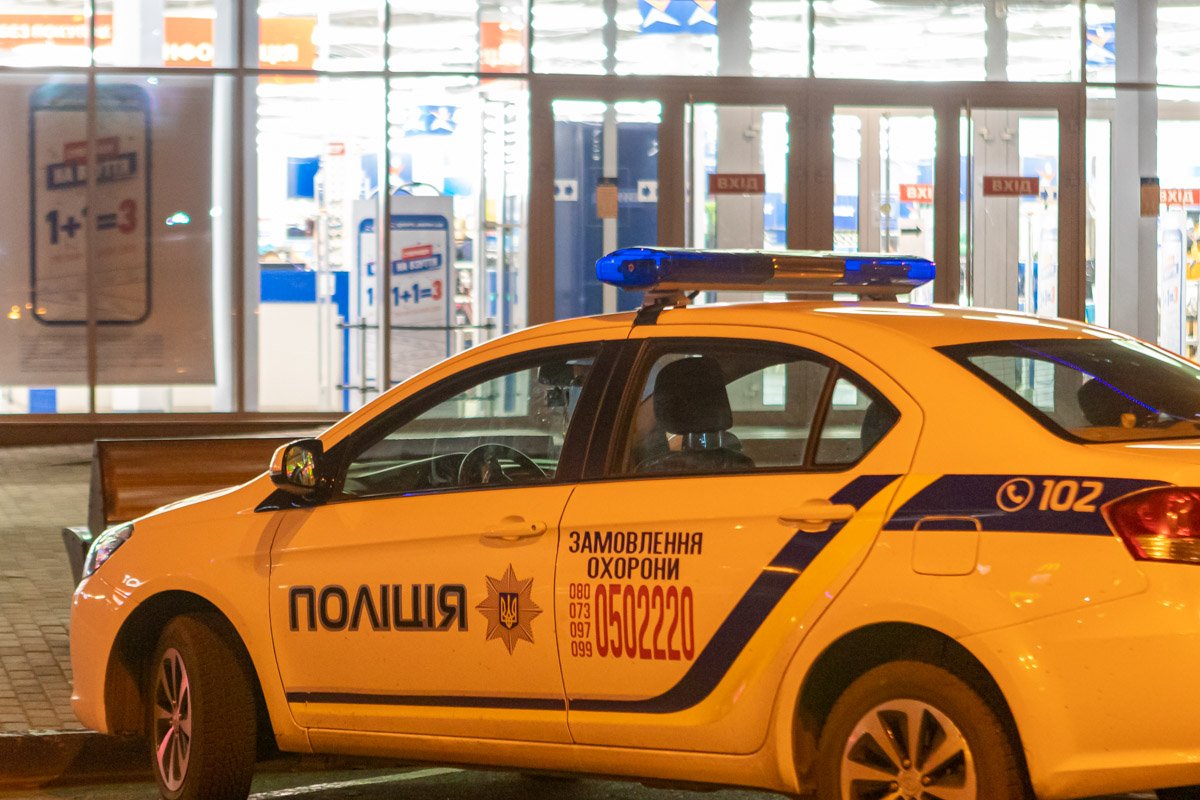 Мужчина и женщина пытались украсть спортивные штаны Мужчина и женщина пытались украсть спортивные штаны