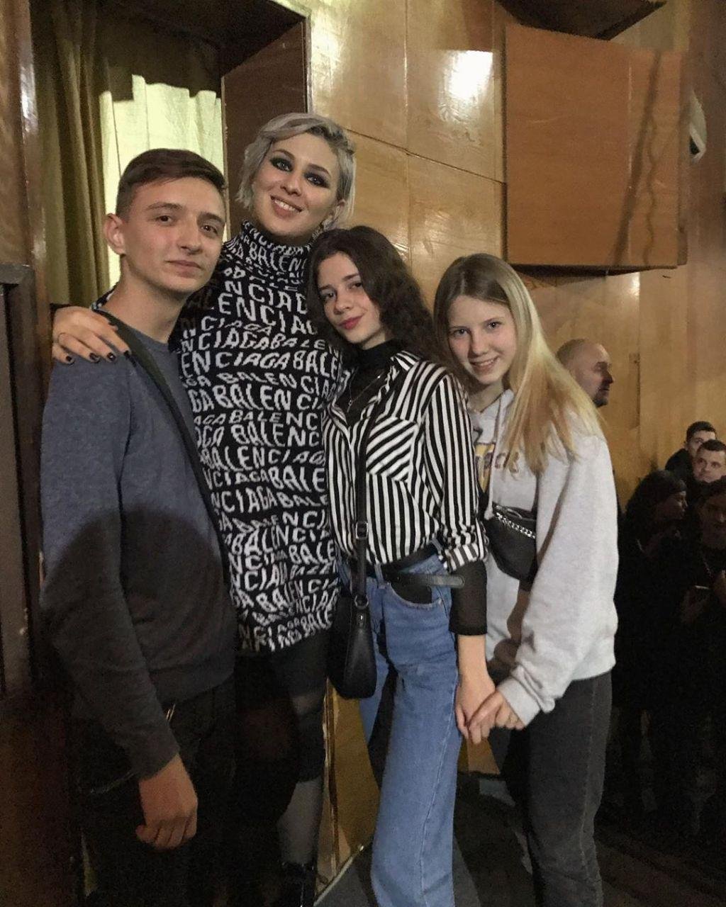 Певица делала с поклонниками фото на память Певица делала с поклонниками фото на память