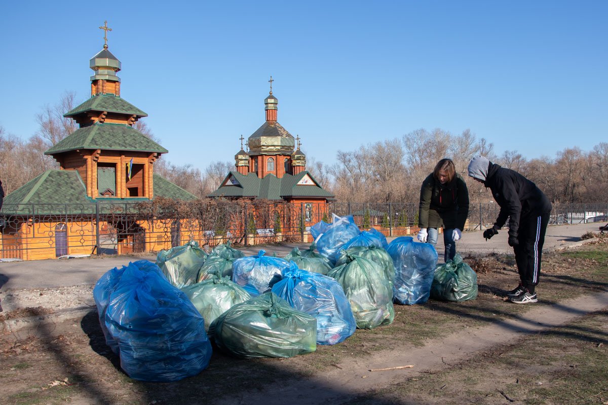 Убирают за теми, кто не может донести мусор до урны Убирают за теми, кто не может донести мусор до урны