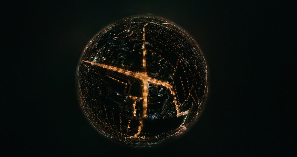 Большой шар, который крутят два гигантских хомяка, чтобы выработать электричество Большой шар, который крутят два гигантских хомяка, чтобы выработать электричество