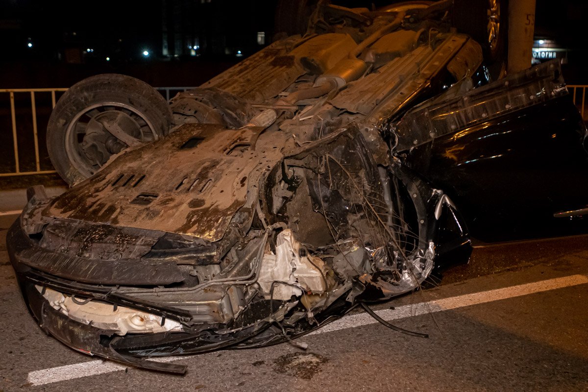 На проспекте Слобожанском перевернулся автомобиль Mazda