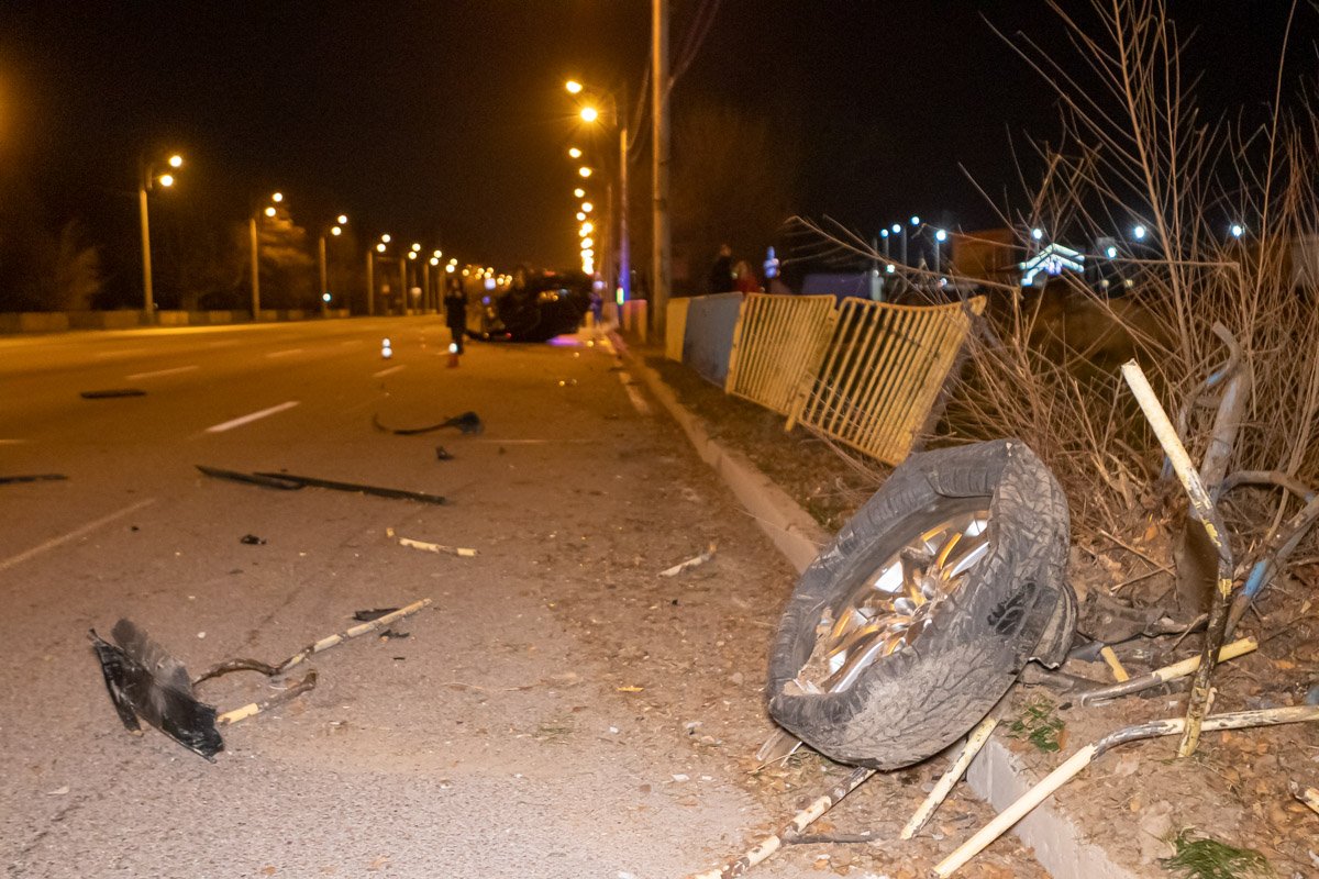 Иномарка снесла несколько секций ограждения, потеряла колесо и перевернулась