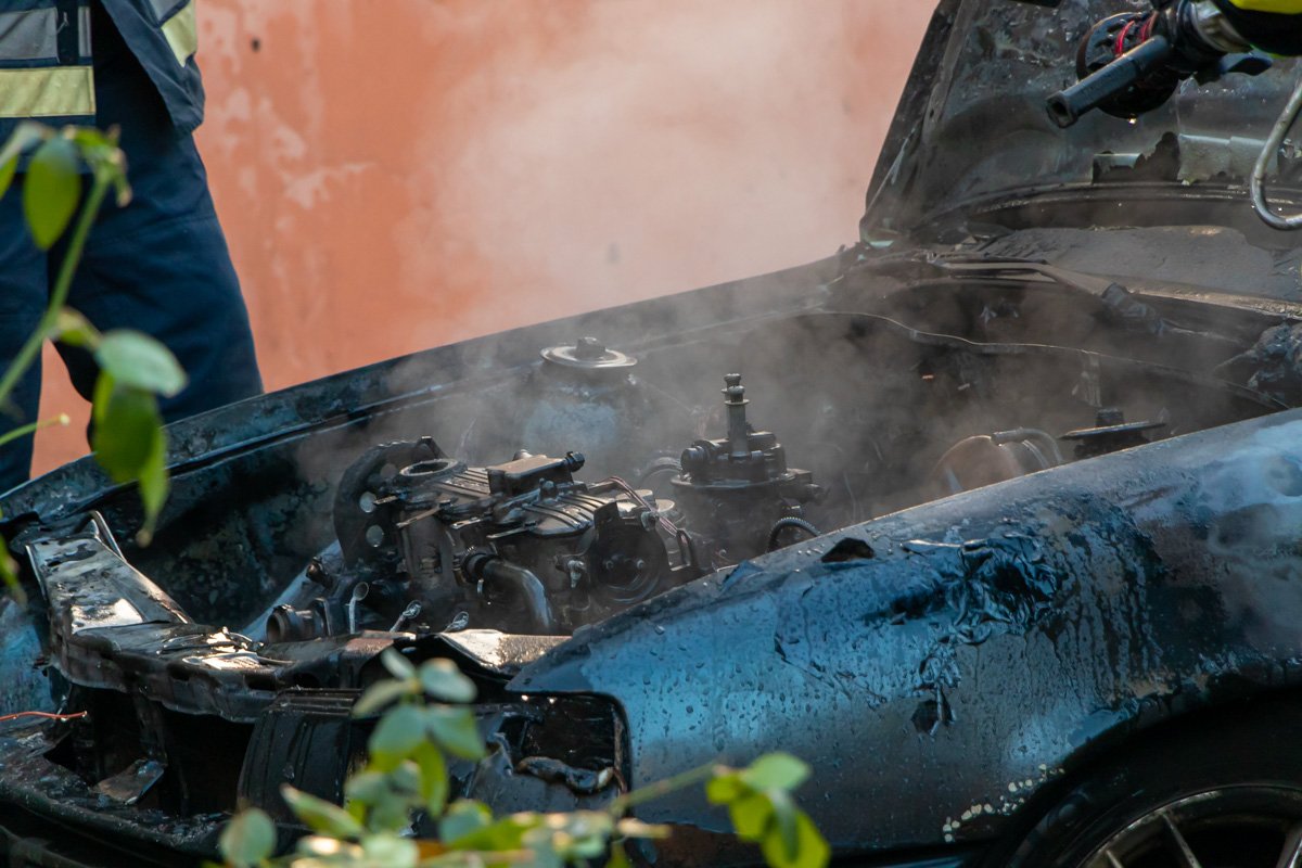 Загорелась почти сразу, как только завел