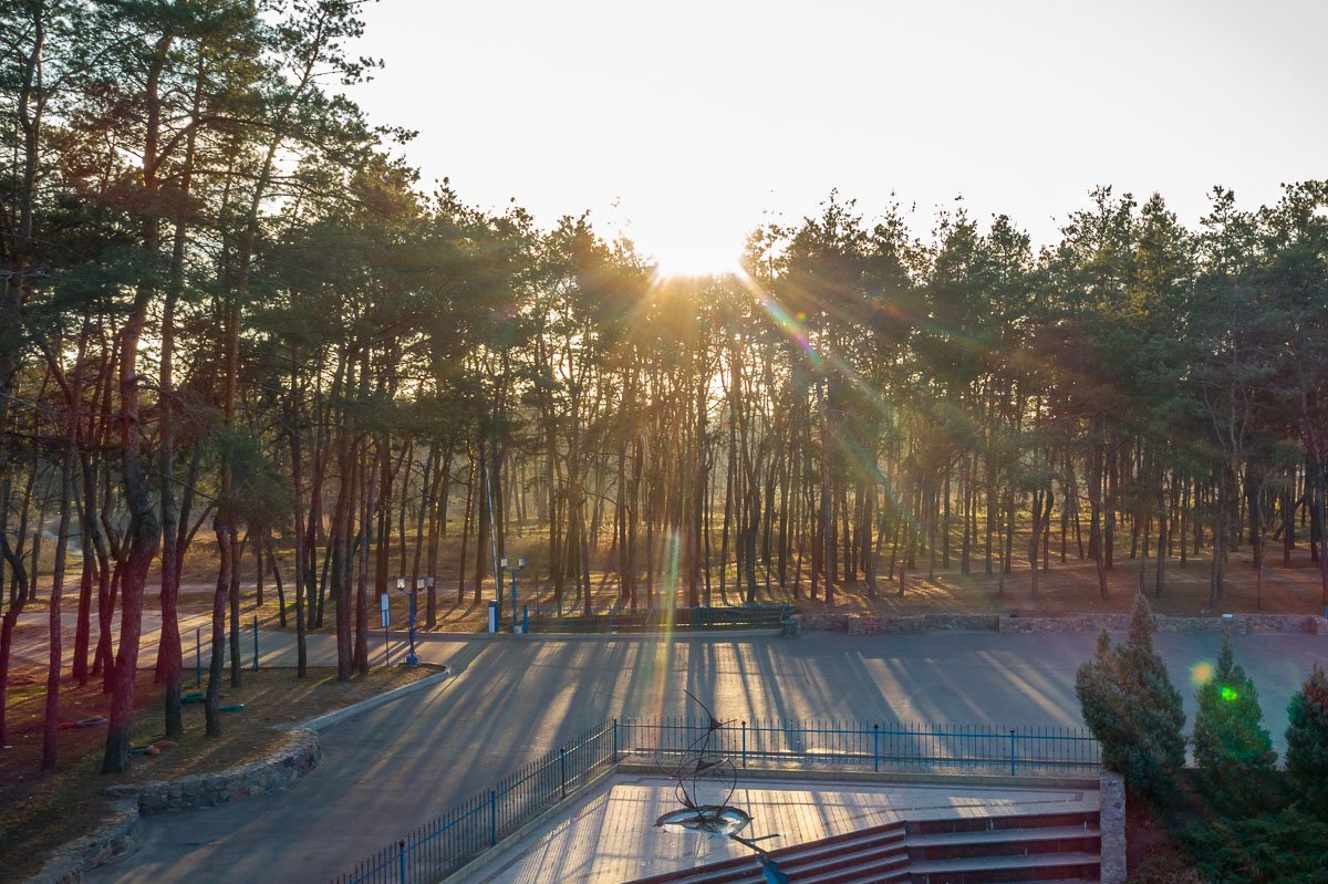 Вступает в пестрый терем свой… Вступает в пестрый терем свой…