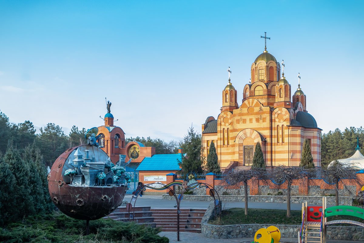 Скульптура расположилась на площадке Скульптура расположилась на площадке