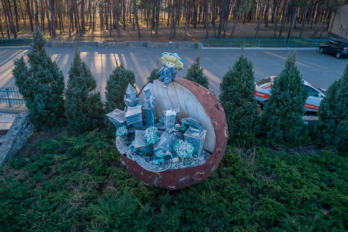 Инсталляция спряталась у церкви Инсталляция спряталась у церкви