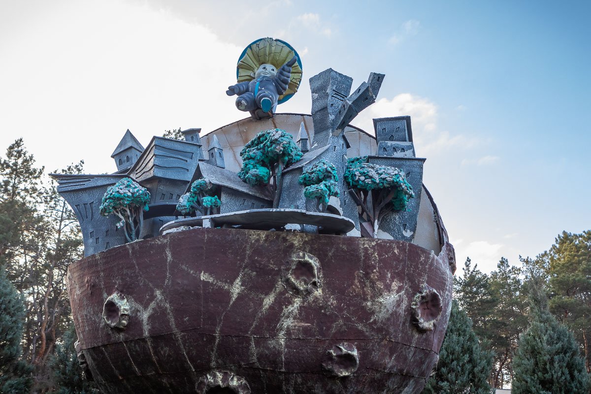 Скульптура посвящена Незнайке на Луне Скульптура посвящена Незнайке на Луне