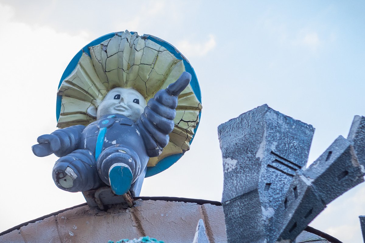 Сообщается, что Незнайка находится там с момента постройки площадки Сообщается, что Незнайка находится там с момента постройки площадки