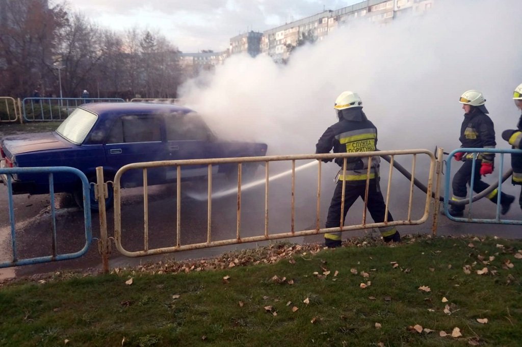 В Днепре снова горел автомобиль В Днепре снова горел автомобиль