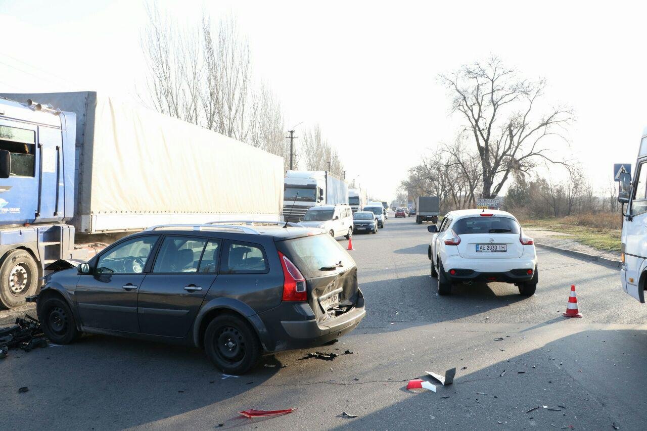 на Днепросталевской произошло ДТП с участием Nissan, Ford и Renault на Днепросталевской произошло ДТП с участием Nissan, Ford и Renault