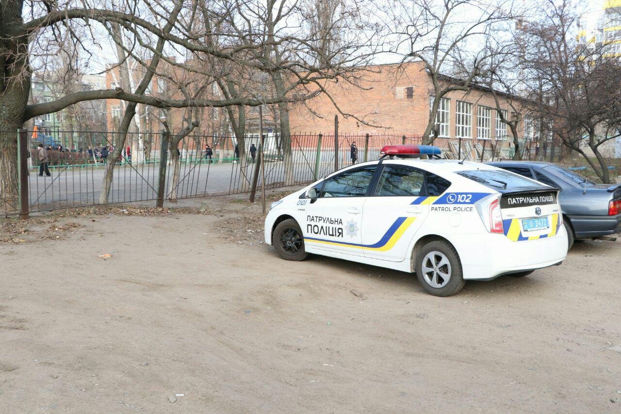 Здания оградили сигнальными лентами Здания оградили сигнальными лентами