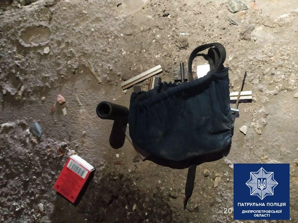 В Днепре двое мужчин пытались взломать дверь в квартиру, пока в ней были хозяева