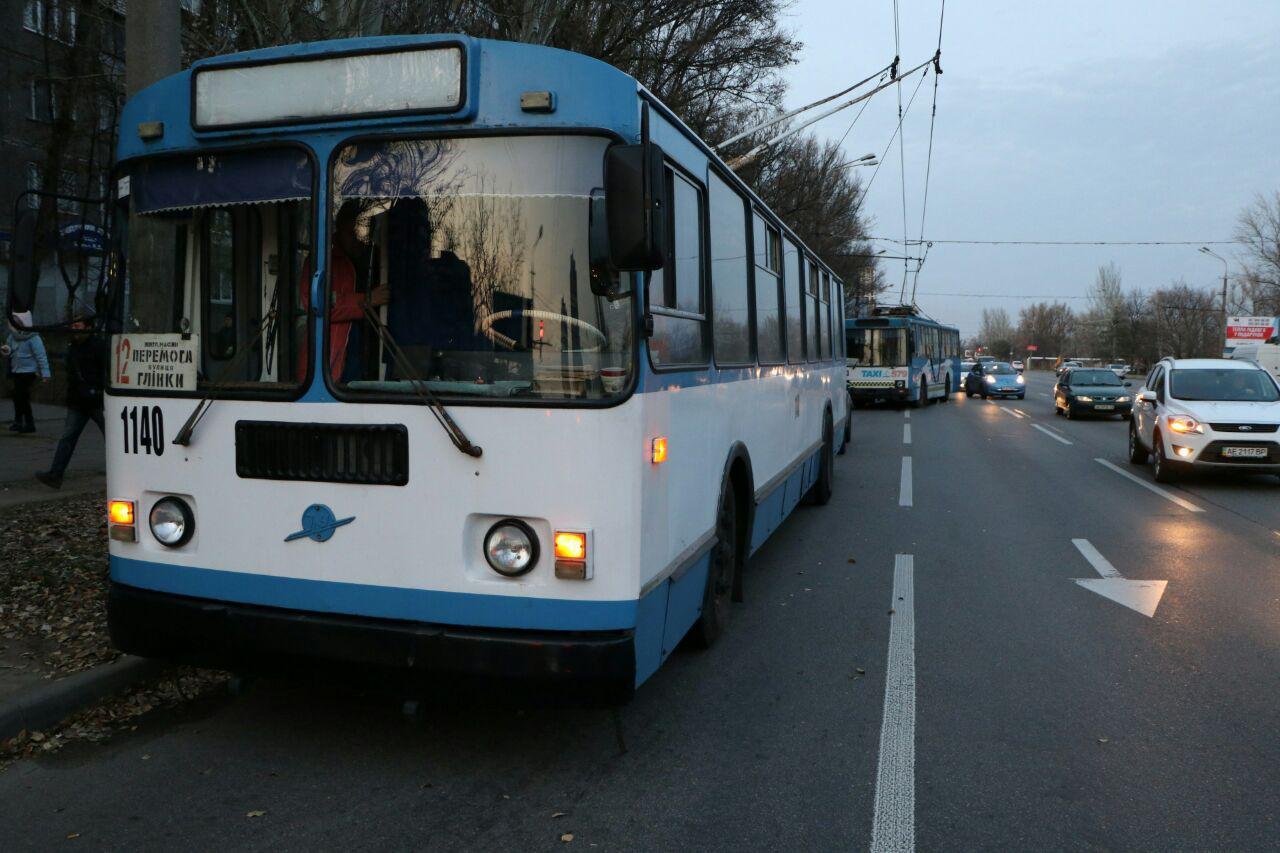 Троллейбусы по направлению из центра стоят Троллейбусы по направлению из центра стоят