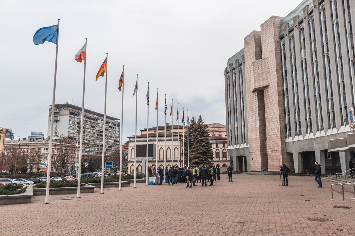 Собралось около пятидесяти человек Собралось около пятидесяти человек