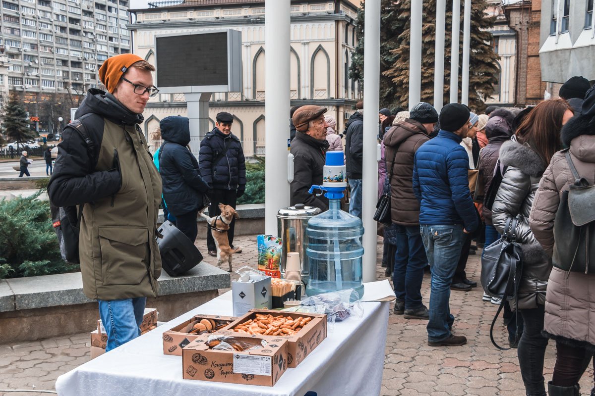Каждый желающий мог сделать себе чай, кофе и хотя бы минимально согреться Каждый желающий мог сделать себе чай, кофе и хотя бы минимально согреться