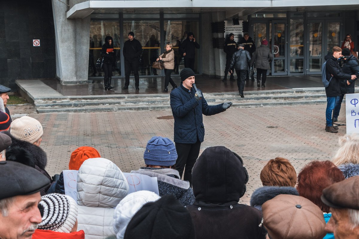 Митинг продолжился по старой программе: речи в микрофон, скандирование лозунгов и прочее Митинг продолжился по старой программе: речи в микрофон, скандирование лозунгов и прочее