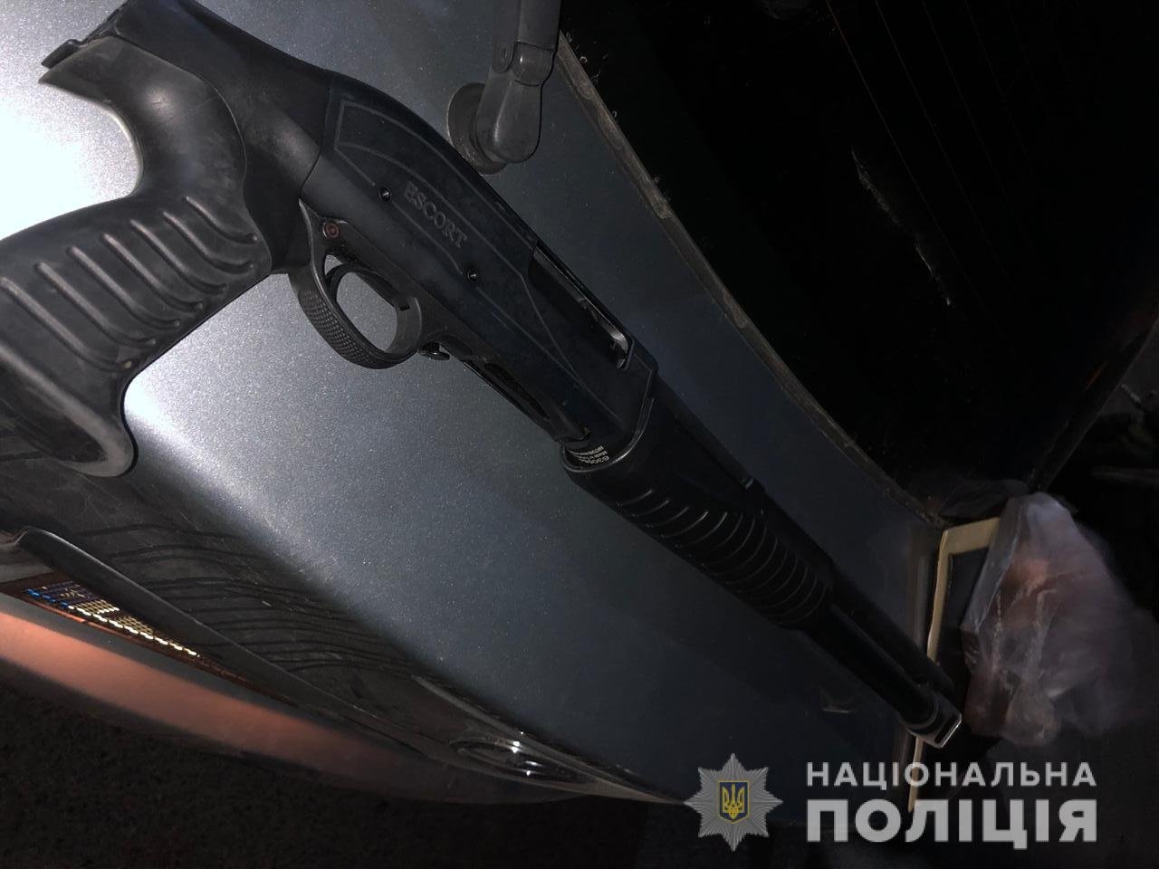 Полицейские изъяли четыре пистолета и ружье Полицейские изъяли четыре пистолета и ружье