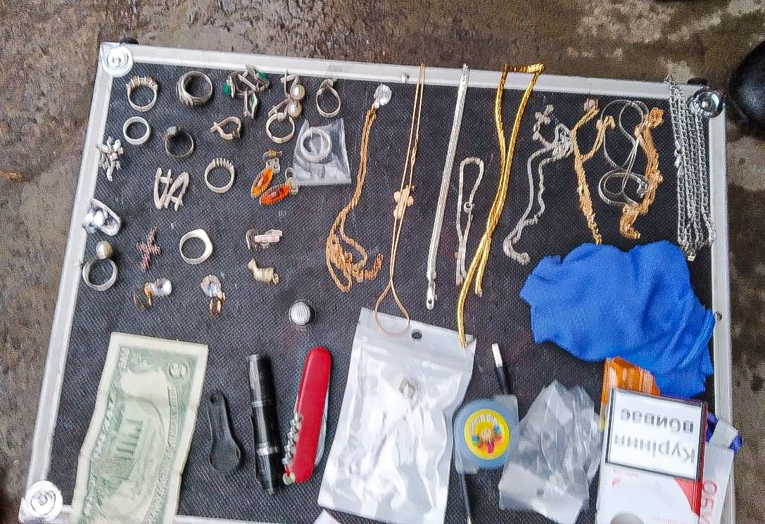 У одного из мужчин нашли ювелирные украшения и деньги У одного из мужчин нашли ювелирные украшения и деньги