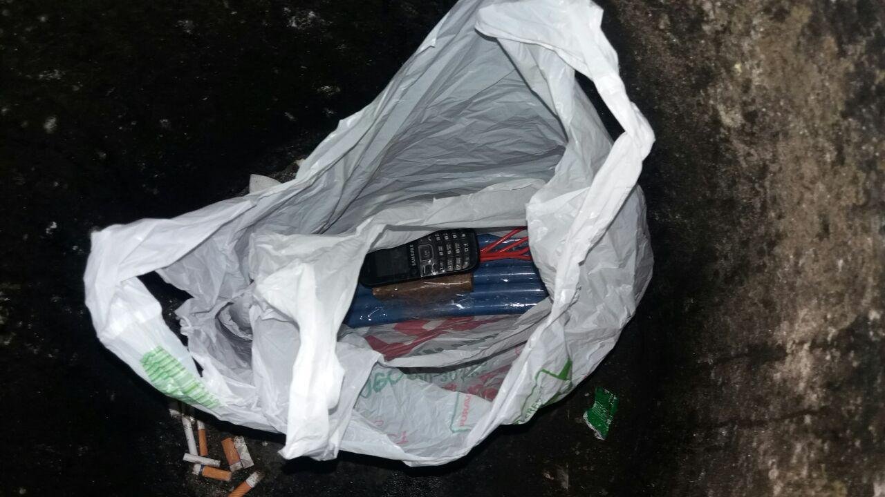 В пакете - телефон, примотанный скотчем к неизвестному устройству