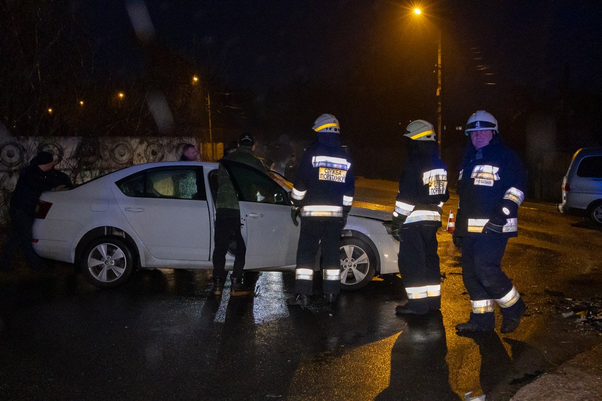 На место вызвали и бригаду ГСЧС На место вызвали и бригаду ГСЧС