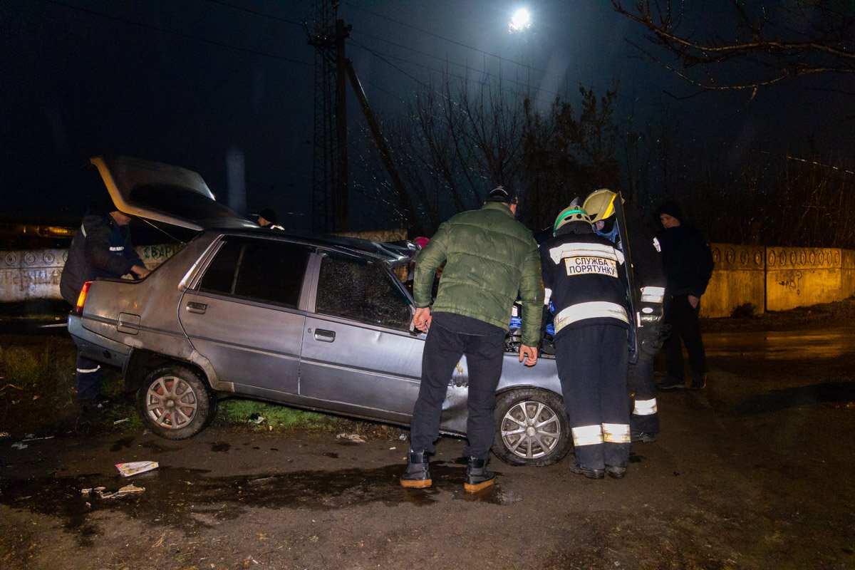 Машину уже поставили на колеса Машину уже поставили на колеса