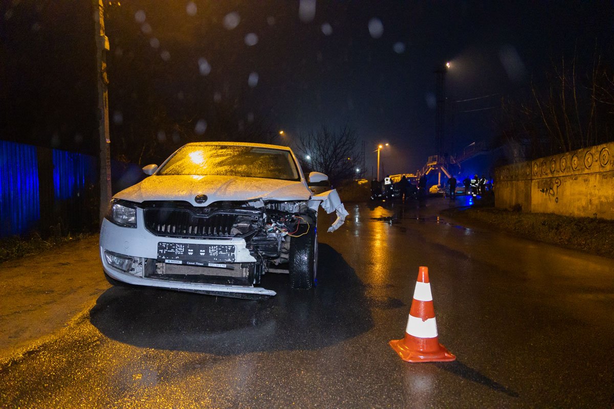 До того, как перевернутся, ЗАЗ столкнулся со Skoda До того, как перевернутся, ЗАЗ столкнулся со Skoda