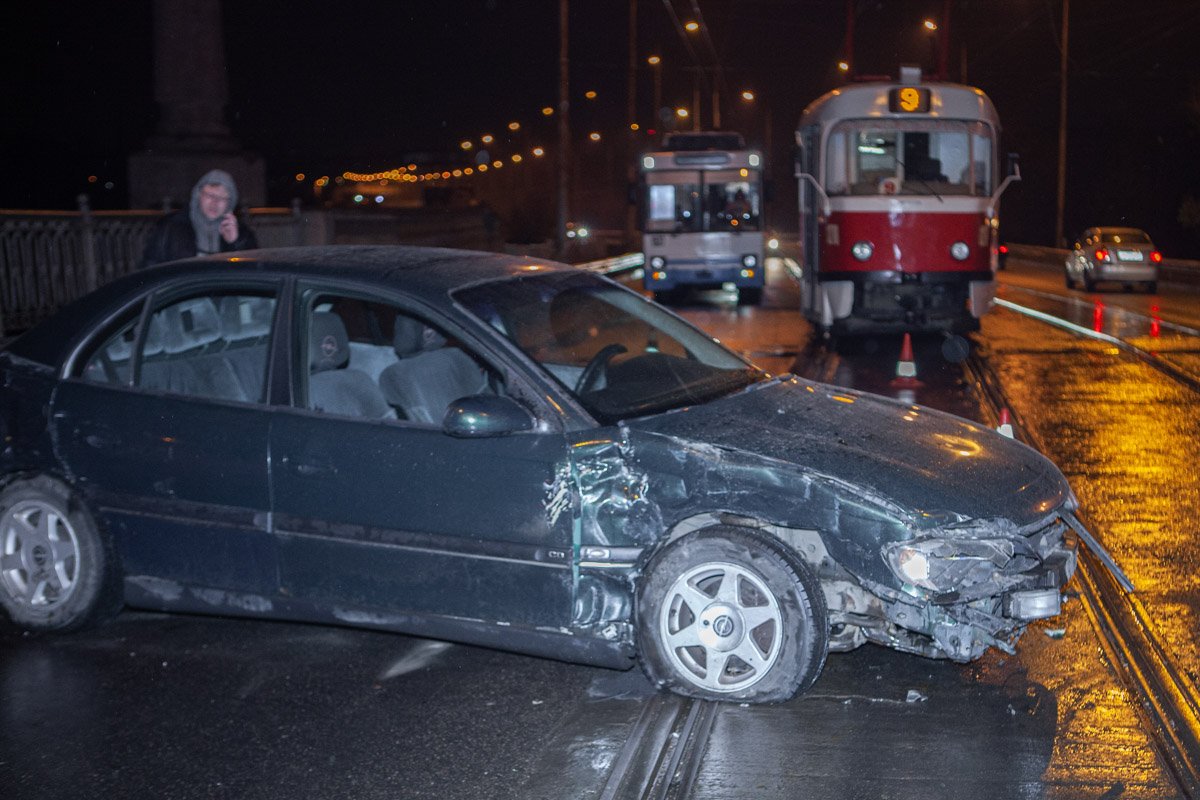 С места аварии двух пострадавших увезли на скорой в 4-ю больницу