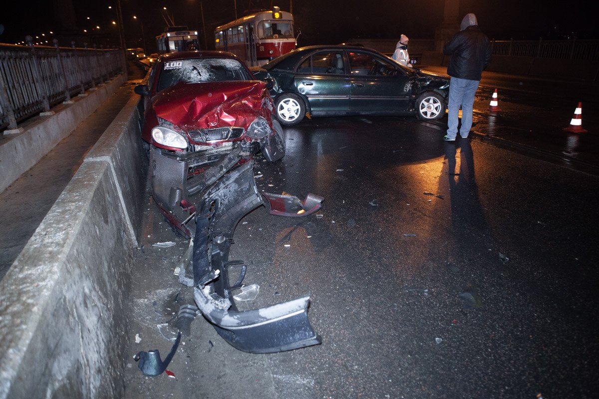Предварительно известно, что Opel ехал по трамвайным путям в сторону Левого берега