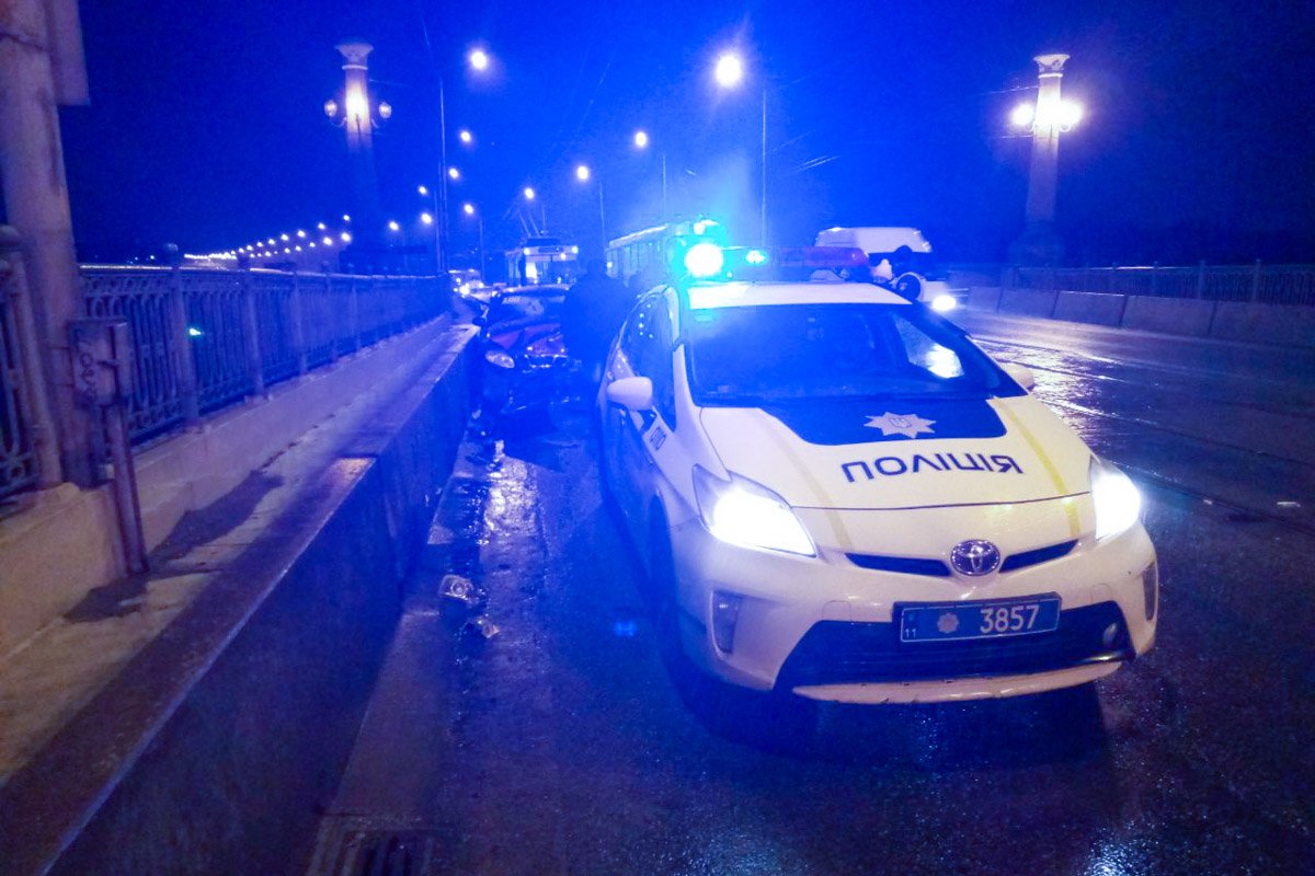 Место аварии оградили дорожными конусами