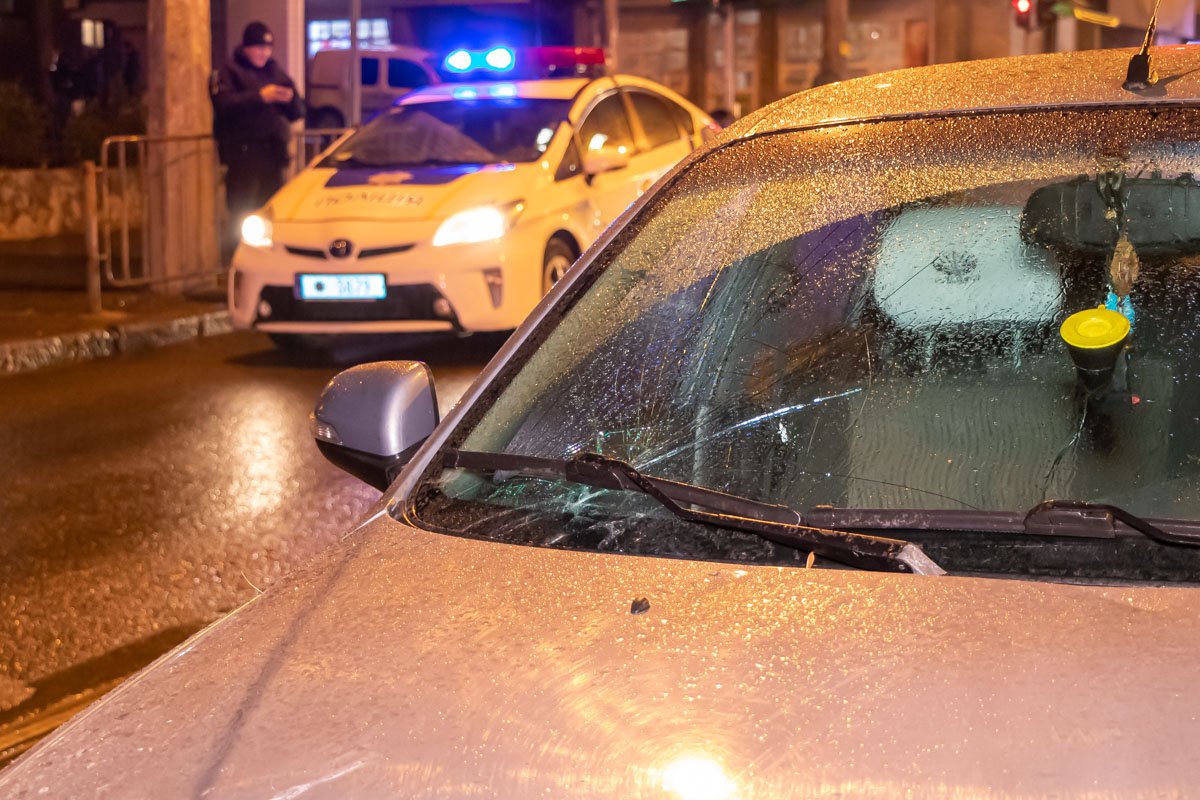 У машины разбито лобовое стекло У машины разбито лобовое стекло