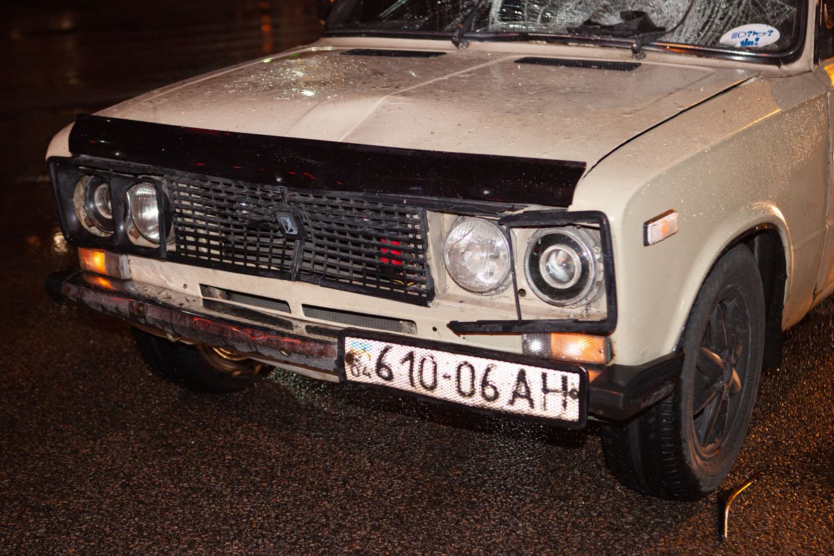 По словам водителя, парень переходил дорогу на красный свет