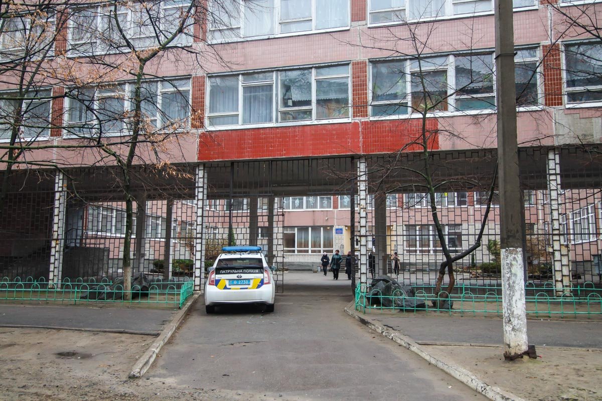 Правоохранители осматривают здание школы Правоохранители осматривают здание школы