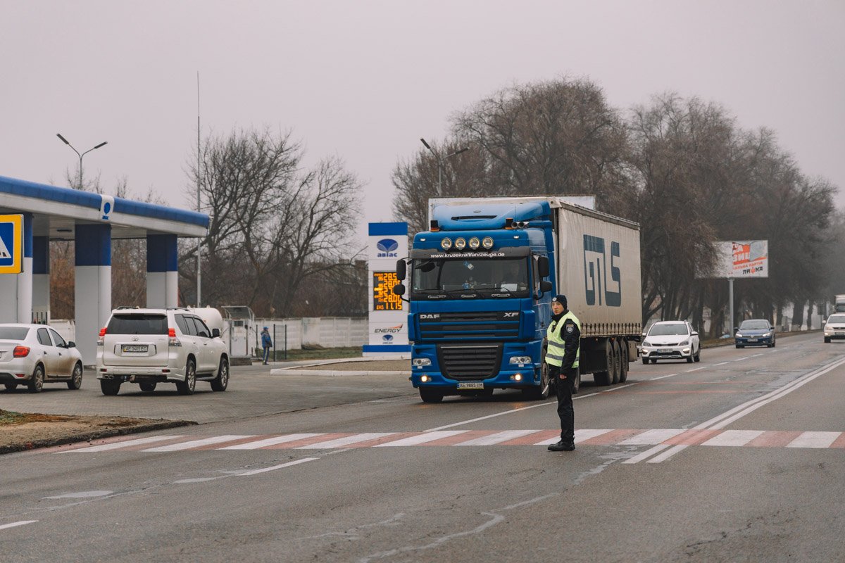 На месте работает регулировщик