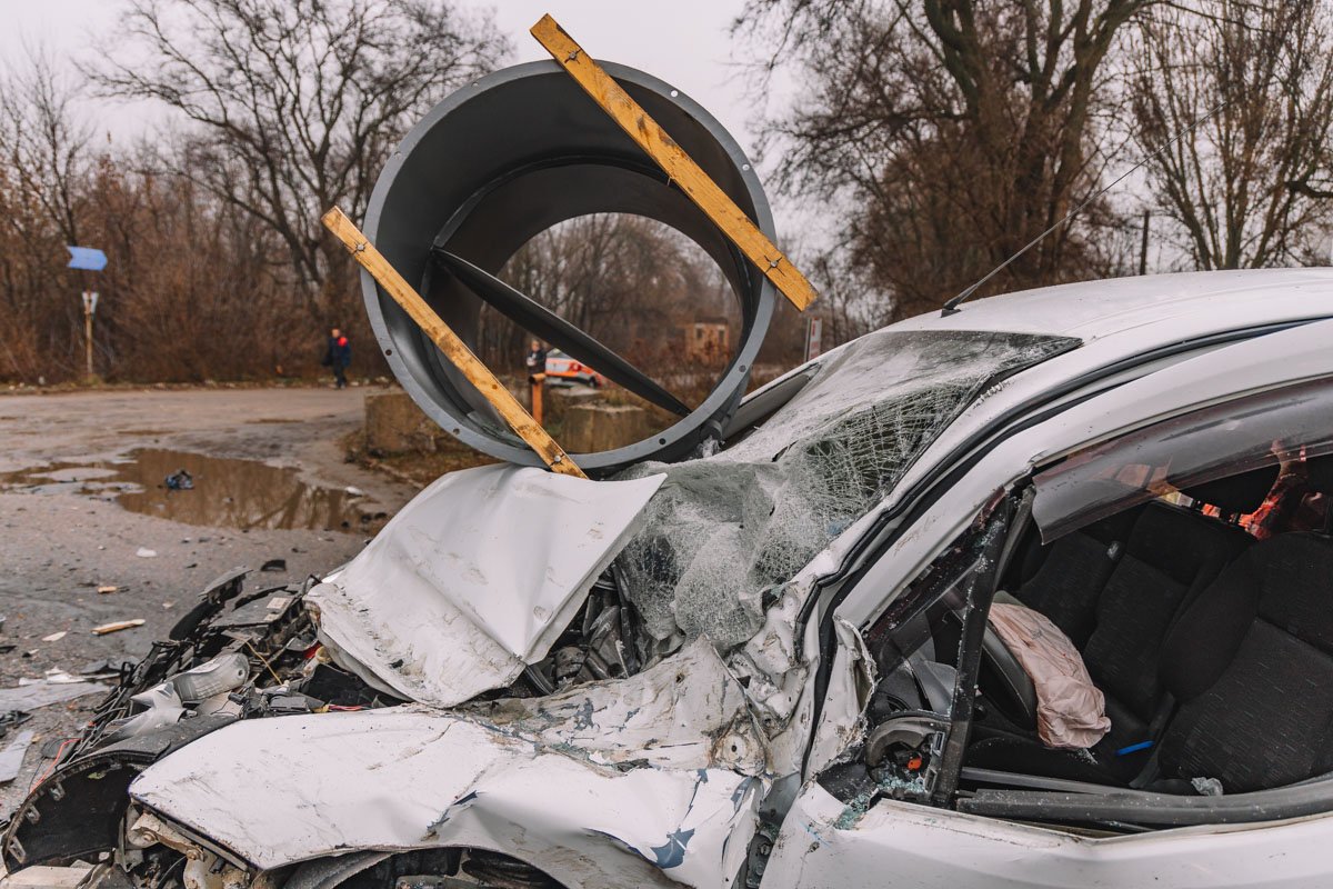 Грузовик закрутило и отбросило в белый Citroen