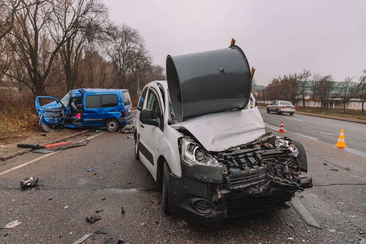 Детали из прицепа грузовика выпали на автомобиль