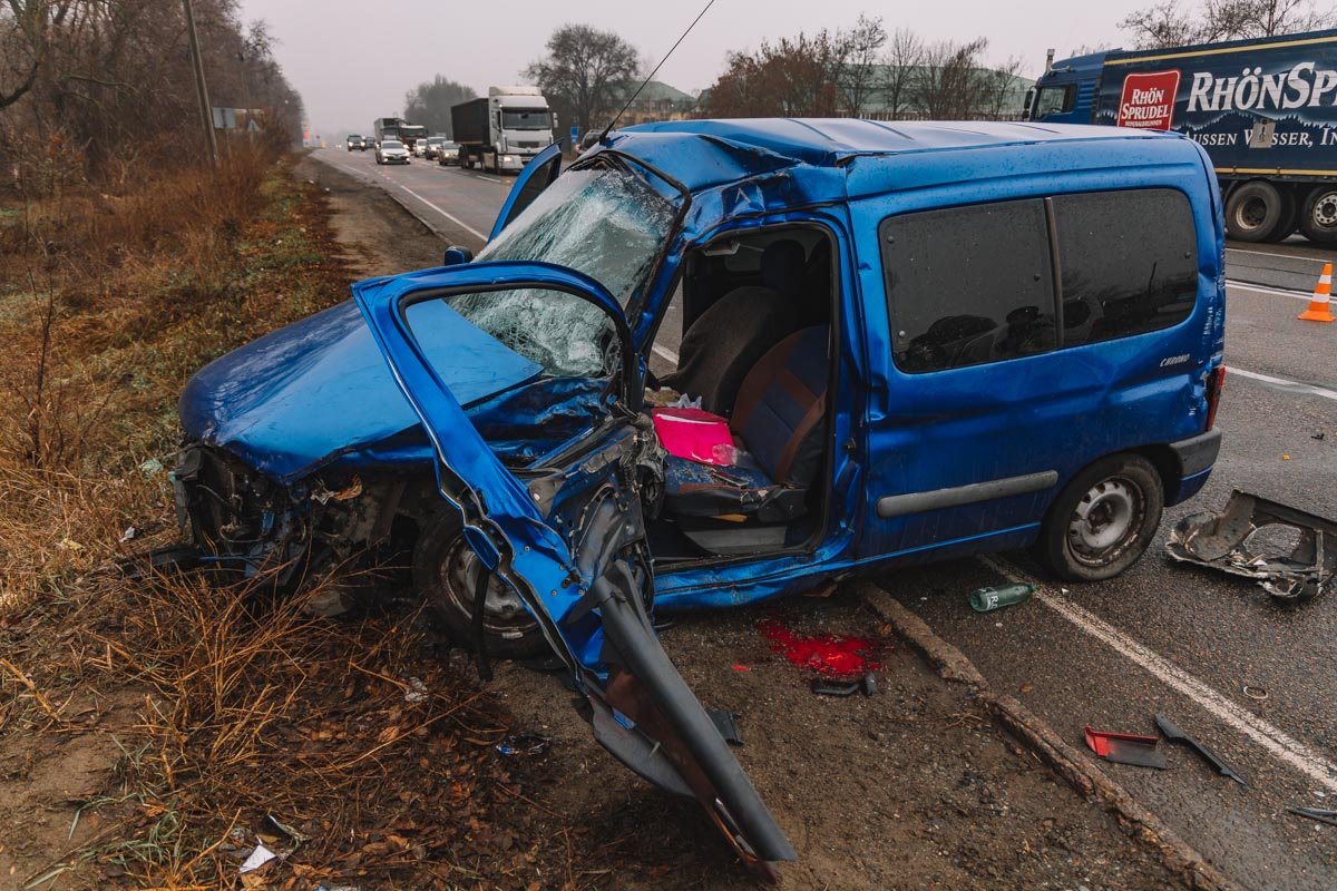 Чтобы достать пострадавшего из автомобиля, на помощь вызвали Службу спасения.