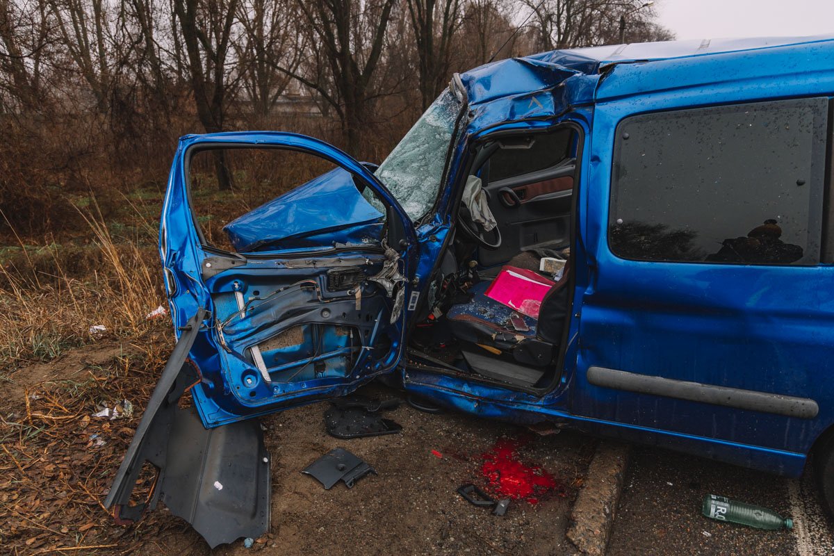 Разрезав двери, пострадавшего достали и сразу же передали медикам