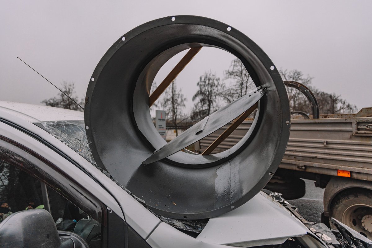 В прицепе грузовика лежали детали