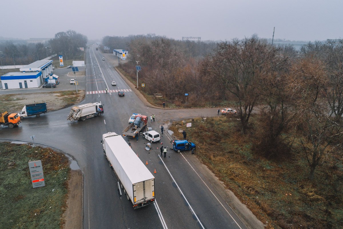 Другим водителям приходится объезжать автомобили по встречке