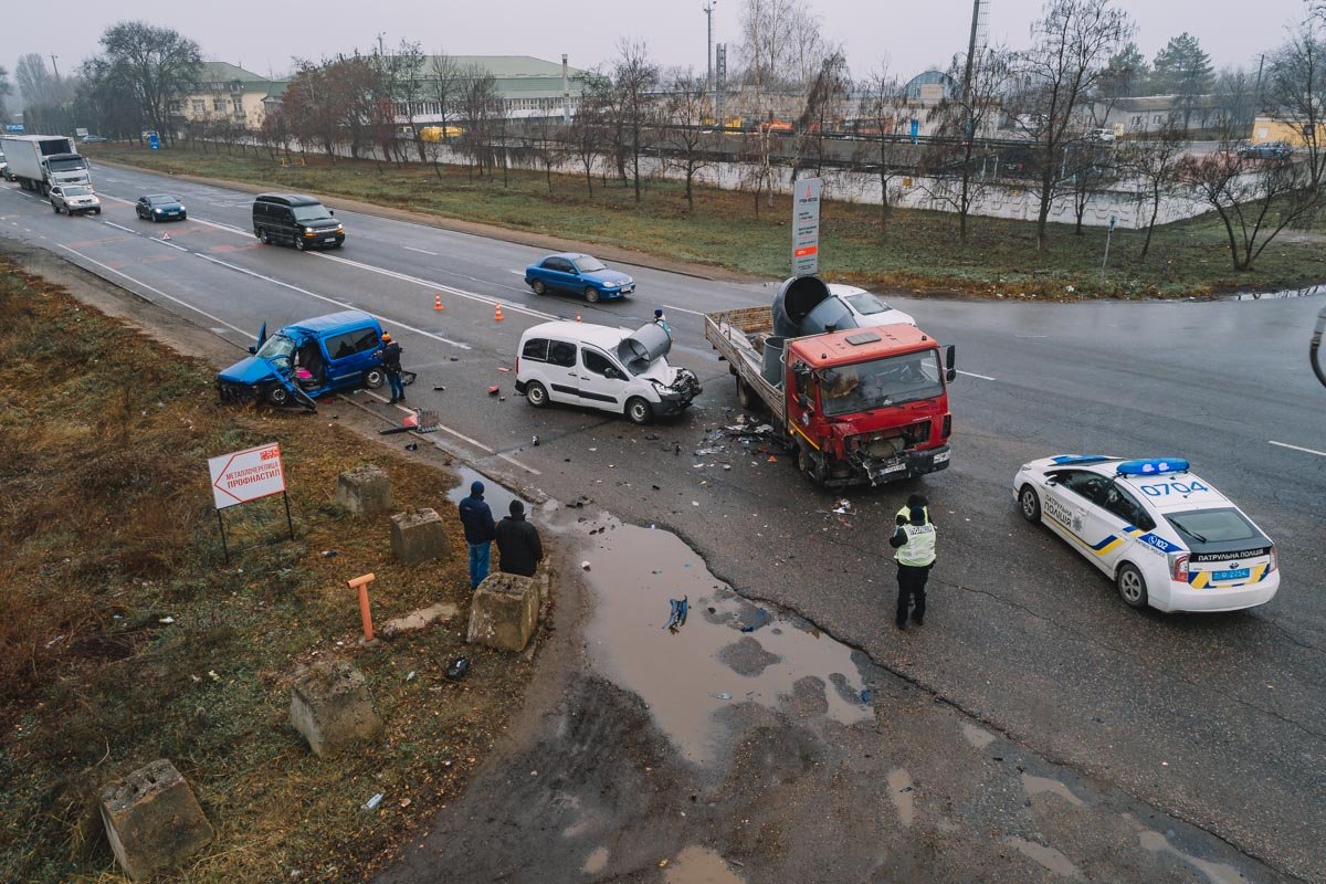 Присутствует и патрульный экипаж, и следователь по ДТП, который разбирается в деталях происшествия