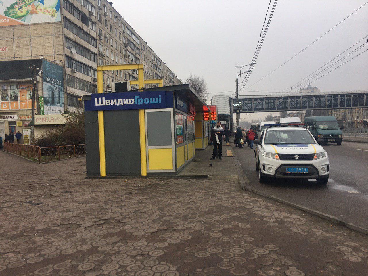 На остановке общественного транспорта люди заметили мужчину, который неподвижно лежал на земле На остановке общественного транспорта люди заметили мужчину, который неподвижно лежал на земле