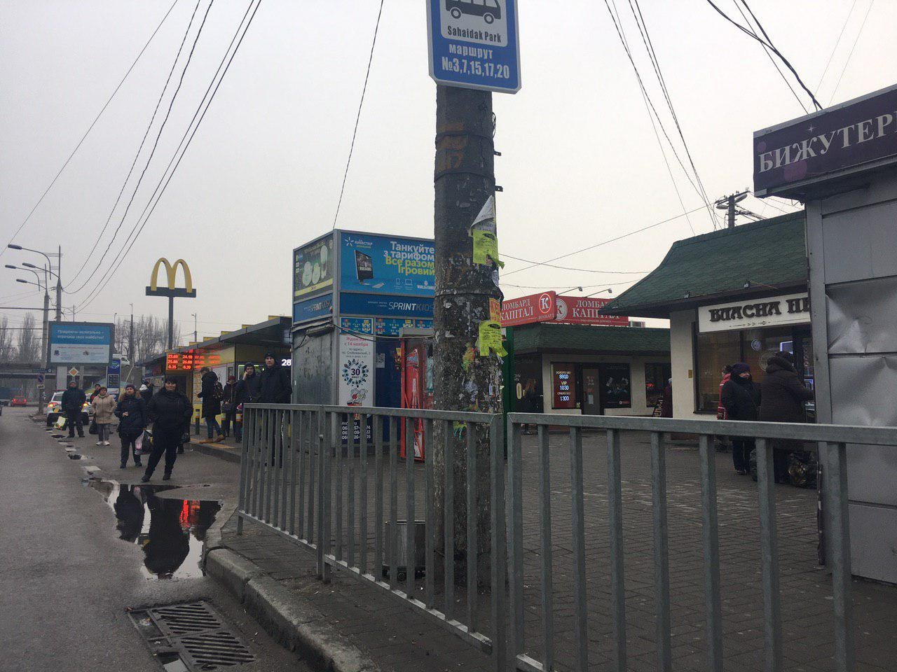 Тело мужчины нашли на остановке приблизительно в 11:30 Тело мужчины нашли на остановке приблизительно в 11:30