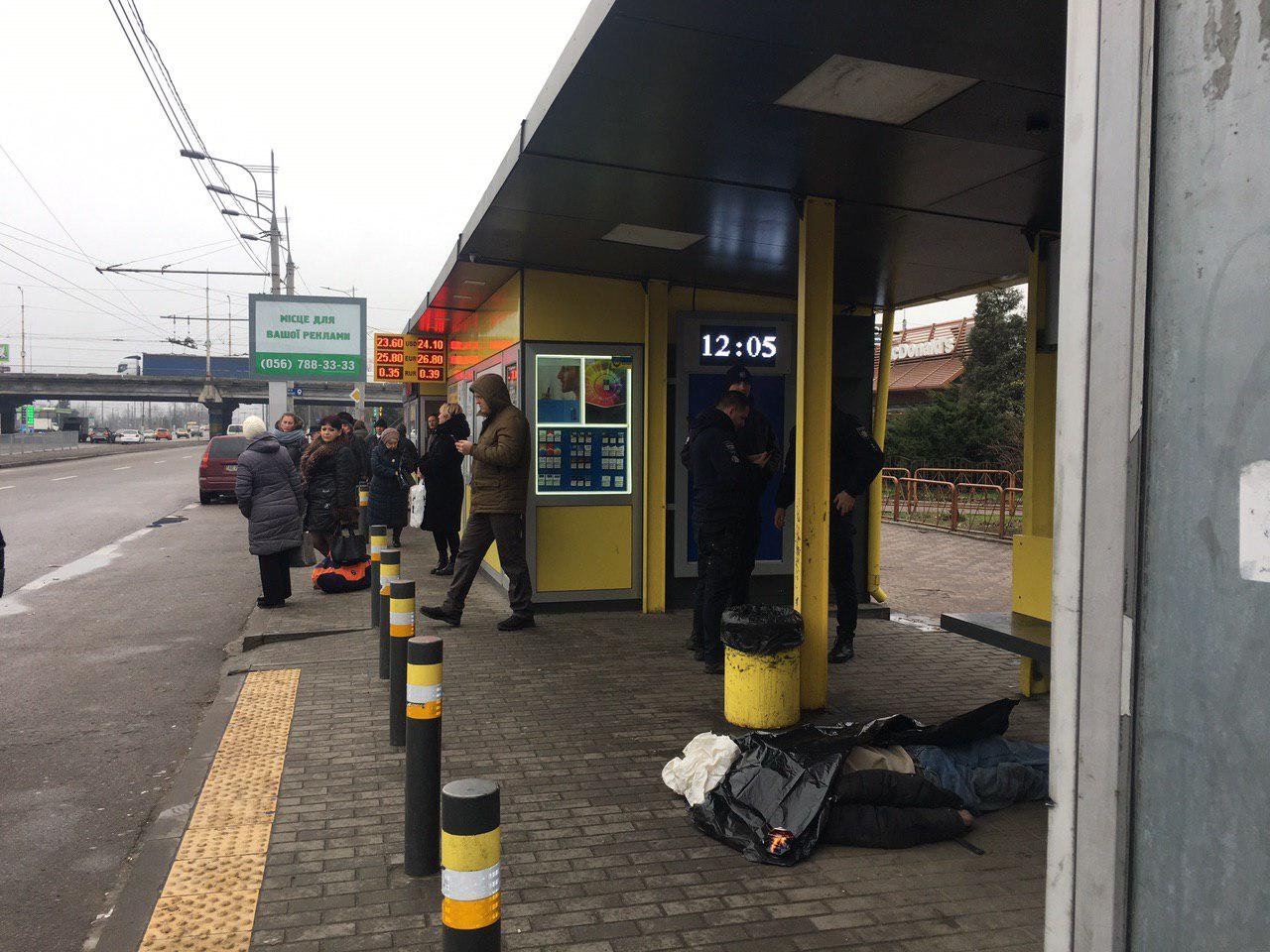 На место вызвали следственно-оперативную группу и судебно-медицинских экспертов На место вызвали следственно-оперативную группу и судебно-медицинских экспертов