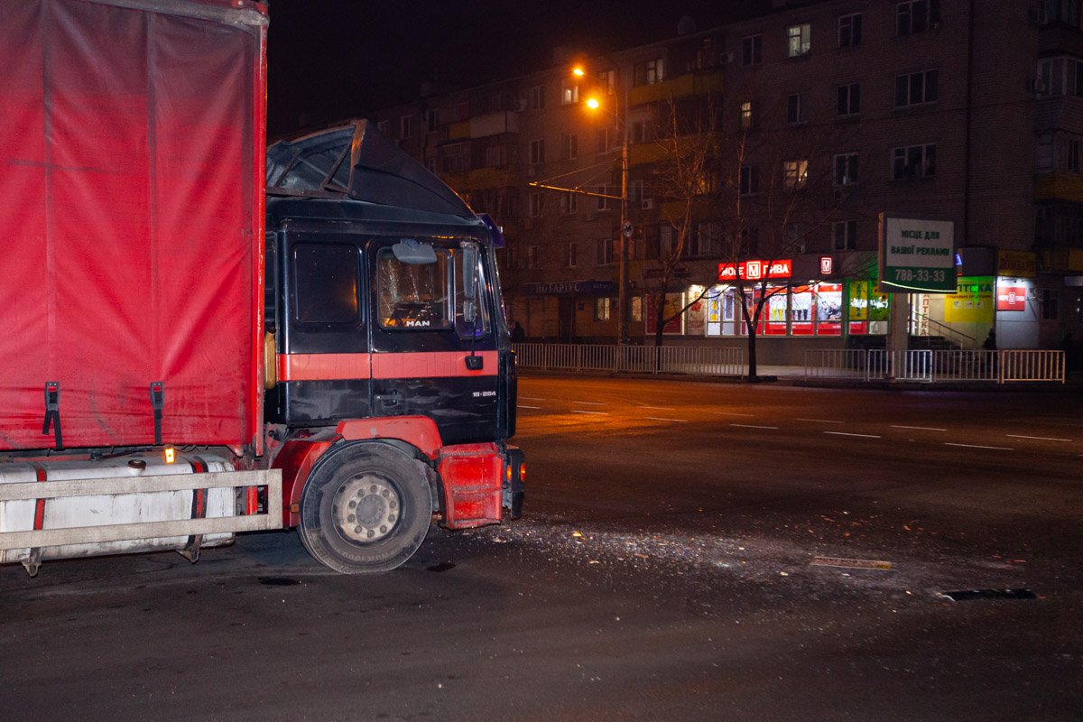 Авария произошла на пересечении проспекта Слобожанского и улицы Байкальской Авария произошла на пересечении проспекта Слобожанского и улицы Байкальской