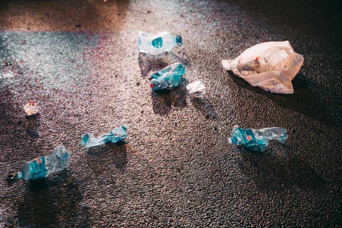 Все содержимое пакета рассыпалось по проезжей части Все содержимое пакета рассыпалось по проезжей части