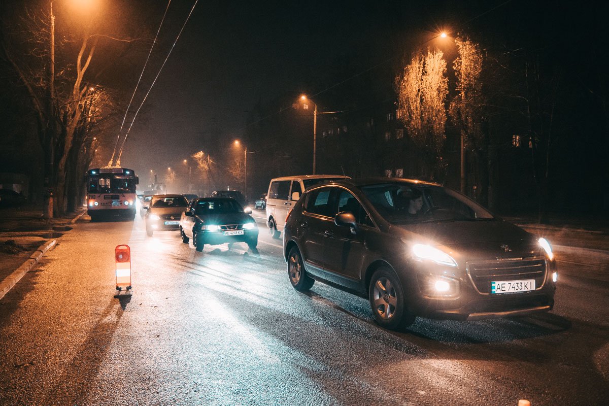 Из-за аварии образовалась небольшая пробка Из-за аварии образовалась небольшая пробка