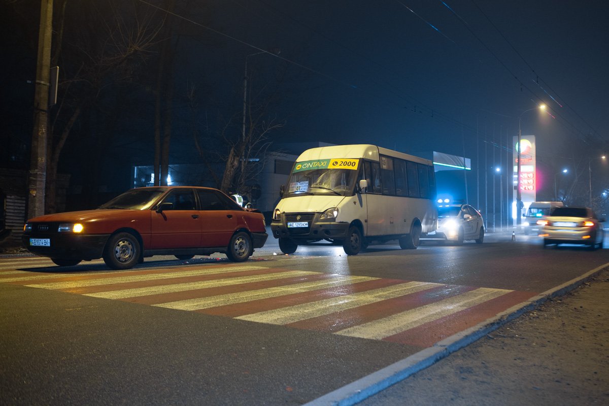 Маршрутка объезжала автобус и въехала в автомобиль Маршрутка объезжала автобус и въехала в автомобиль